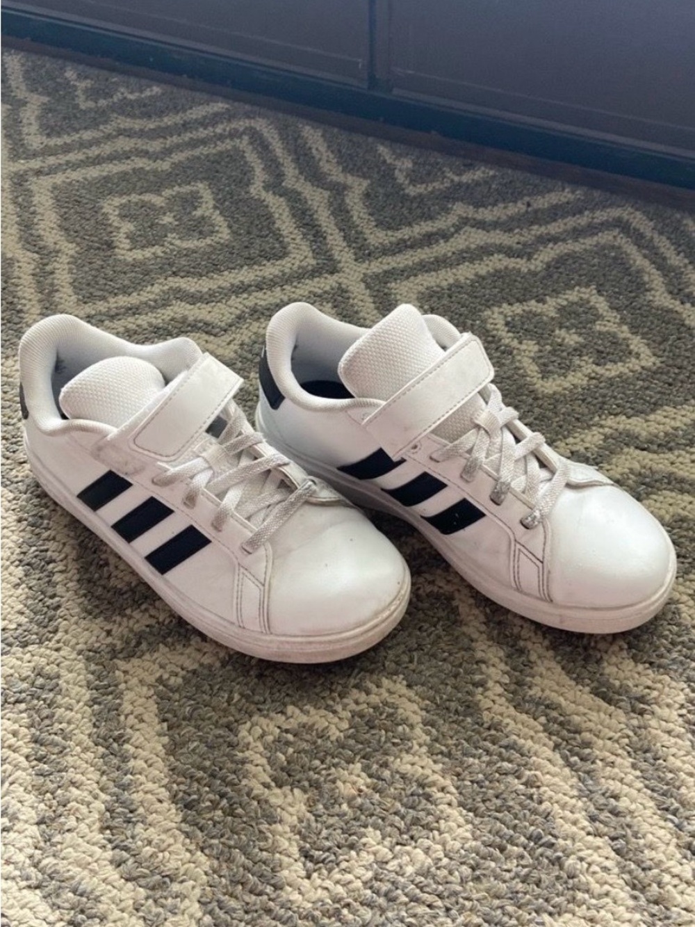ADIDAS Kids Classic Athletic Shoe Size 2
